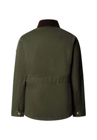 Chaqueta verde oliva con cuello de pana, mangas largas y puños con botones. Tela lisa con corte recto y abertura trasera.