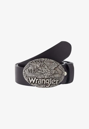 Cintura in pelle nera con una fibbia ovale in argento che presenta un design di un'aquila e il testo "Wrangler 1947" in rilievo in evidenza.