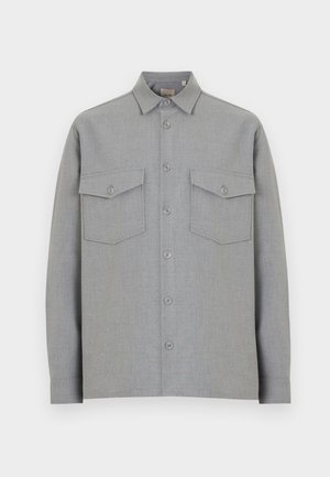 Hellgraues Langarm-Hemdenhemd mit spitzem Kragen und zwei vorderen Pattentaschen mit Knöpfen.