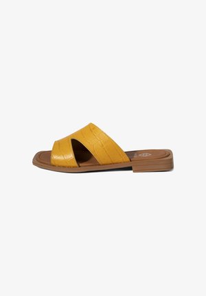 Gelbe Slide-Sandale mit breiten Kreuzriemen, strukturiertem Lederobermaterial, flacher brauner Sohle und gepolsterter Innensohle, gezeigt im rechten Seitenprofil.