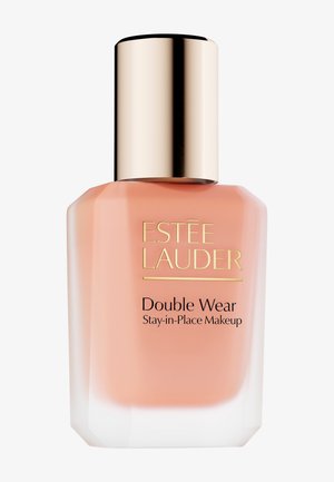 Fond de teint Estée Lauder Double Wear Stay-in-Place dans un flacon en verre couleur pêche avec un bouchon doré.