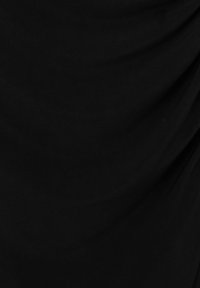 Svart tyg med en slät textur och draperad design, med subtila veck och en konsekvent utseende utan synliga mönster eller detaljer.