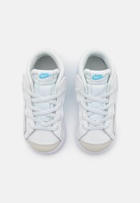 Nike Sportswear BLAZER MID '77 UNISEX - Höga sneakers - summit white/aquarius blue/photon dust/white