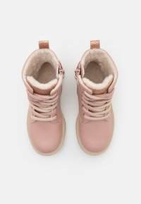 Botas de tobillo de cuero rosa con forro de piel sintética, acentos brillantes y suelas de goma beige. Presentan cordones estándar y cierre de cremallera lateral.