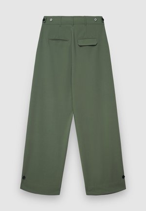 Grüne Hosen mit weitem Bein aus glattem Stoff, ausgestattet mit zwei Gesäßtaschen, Metallknopfakzenten und einem sauberen, maßgeschneiderten Finish.
