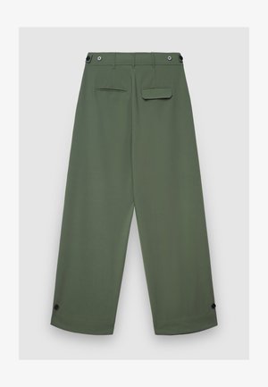 Grüne Hosen mit weitem Bein aus glattem Stoff, ausgestattet mit zwei Gesäßtaschen, Metallknopfakzenten und einem sauberen, maßgeschneiderten Finish.