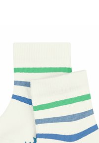 Weisse Baumwollknöchelsocken mit abwechselnd horizontalen Streifen in grün, hellblau und dunkelblau sowie mit gerippter Textur.