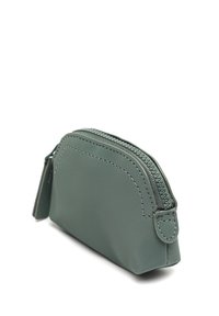 Groene, gestructureerde leren tas met een gebogen bovenkant, ronde vorm en een ritssluiting aan de bovenkant. Beschikt over decoratieve stiksels en een zijlus voor bevestiging.