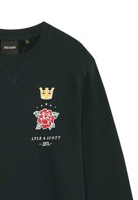 Schwarzes Sweatshirt aus Baumwolle mit einem Grafiken von einer Krone und einer roten Rose in Weißtönen, versehen mit der Marke "LYLE & SCOTT 1874" darunter.