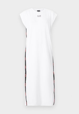 Ujjatlan, fehér, hosszú ruha fekete oldalsávokkal, amelyeken piros EA7 logók találhatók, valamint a nyakkivágás alatt egy kis EA7 logó van nyomtatva a mellrészen.