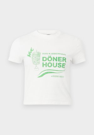 Biały krótki t-shirt z zielonym nadrukiem donera kebaba, tekstem "HAN KJØBENHAVN DÖNER HOUSE" oraz numerem telefonu poniżej.