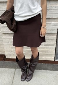 Smeđa pletena mini suknja s lepršavim rubom, uparena s smešnim smešnim smešnim smešnim smešnim smešnim smešnim smešnim smešnim smešnim smešnim smešnim smešnim smešnim smešnim smešnim smešnim smešnim smešnim smešnim smešnim smešnim smešnim smešnim smešnim smešnim smešnim smešnim smešnim smešnim smešnim smešnim smešnim smešnim smešnim smešnim smešnim smešnim smešnim smešnim smešnim smešnim smešnim smešnim smešnim smešnim smešnim smešnim smešnim smešnim smešnim smešnim smešnim smešnim smešnim smešnim smešnim smešnim smešnim smešnim smešnim smešnim smešnim smešnim smešnim smešnim smešnim smešnim smešnim smešnim smešnim smešnim smešnim smešnim smešnim smešnim smešnim smešnim smešnim smešnim smešnim smešnim smešnim smešnim smešnim smešnim smešnim smešnim smešnim smešnim smešnim smešnim smešnim smešnim smešnim smešnim smešnim smešnim smešnim smešnim smešnim smešnim smešnim smešnim smešnim smešnim smešnim smešnim smešnim smešnim smešnim smešnim smešnim smešnim smešnim smešnim smešnim smešnim smešnim smešnim smešnim smešnim smešnim smešnim farmericama, i tamnosmeđi suknja drape na ruci.