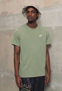 Nike Sportswear CLUB TEE - T-paita - oil green