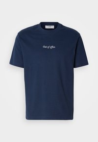 Camiseta de algodón azul marino con mangas cortas y cuello redondo; presenta en el frente texto bordado en blanco "Fuera de la oficina."