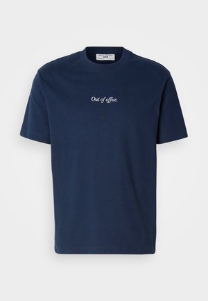 Camiseta de algodón azul marino con mangas cortas y cuello redondo; presenta en el frente texto bordado en blanco "Fuera de la oficina."