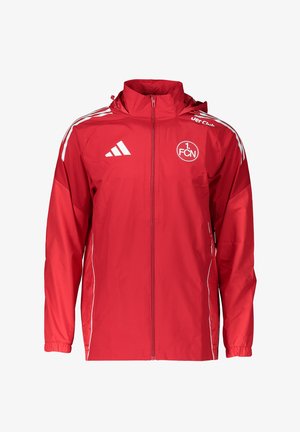 Giacca sportiva rossa con zip, strisce bianche sulle spalle, logo 1. FCN sul petto e logo Adidas sul lato sinistro.
