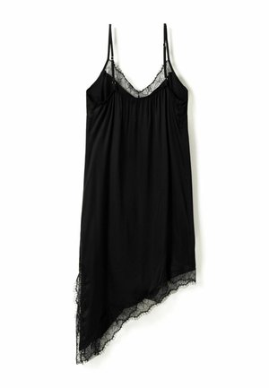 Zwart satijnen slipjurkje met verstelbare spaghetti bandjes, V-hals met kantafwerking en asymmetrische kanten zoom op witte achtergrond.