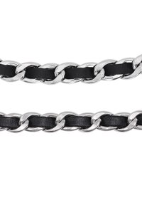 Collana d'argento con sezioni intrecciate in pelle nera. Presenta anelli metallici lucidi e texture lisce e piatte in un design intrecciato.