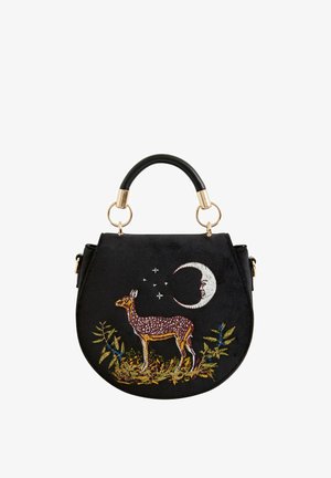 Musta käsilaukku, jossa on kultaiset kahvankehykset, joissa on brodeerattu ruskea hirvi, vihreitä lehtiä, tähtiä ja puolikuun muotoinen kasvot.