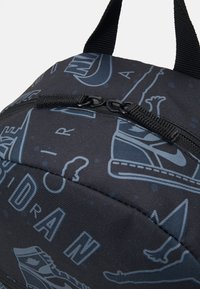 Jordan AIR SCHOOL BACKPACK UNISEX SET - Federmäppchen - black/gym red