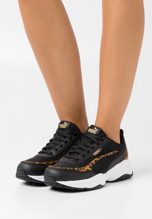 Czarne trampki z akcentami w cętki lamparta, teksturowana skóra, biała środkowa podeszwa i czarne sznurowadła. Logo Puma na języku i boku.