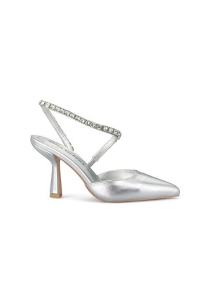 Zapatos de tacón alto plateados tipo slingback con puntera puntiaguda, parte superior metálica y una correa en el tobillo adornada con rhinestones. Presenta un tacón cuadrado.