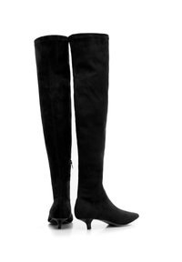 Czarne kozaki zamszowe do kolan z zaostrzonym noskiem i smukłym obcasem typu szpilka. Wyposażone w zamek błyskawiczny po boku dla łatwego zakładania. Gładka faktura.