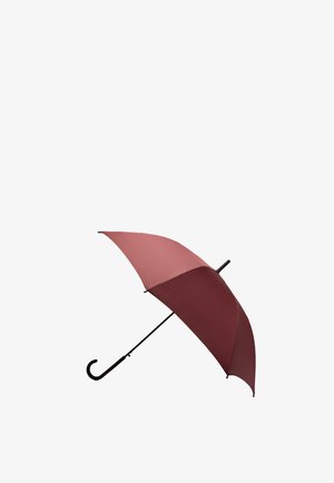 Otwarty dwukolorowy parasol z zakrzywioną czarną rączką i tkaninowym daszkiem w jasnych i ciemnych odcieniach bordo na białym tle.