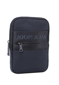 Marinblå zip-påse gjord av texturerad tyg, med en framträdande präglad logotyp och dubbla dragkedjehandtag för enkel åtkomst.