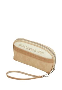 Cartera de cuero beige con cierre de cremallera, que presenta una base texturizada y una sección superior de color crema con la frase "LA VIDA ES UNA COLECCIÓN DE MOMENTOS" grabada.