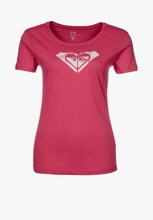 T-shirt en coton rose avec un logo en forme de cœur blanc et un design de flèche. Manches courtes et encolure ronde. Texture lisse.