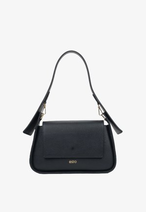 Czarna skórzana torebka o prostokątnym kształcie, złote logo z przodu, pojedynczy pasek na ramię oraz zapięcie na klapkę.