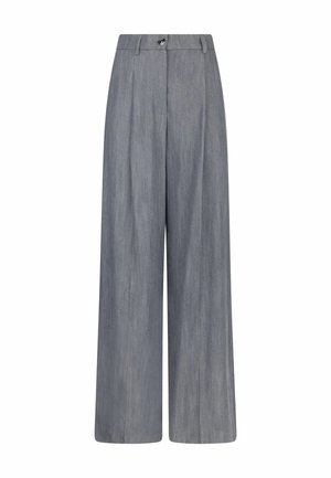 Pantaloni a gamba larga in un tessuto grigio chiaro, caratterizzati da una superficie liscia, pieghe frontali e un'unica chiusura con bottone in vita.
