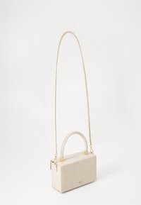 Beige taske med krokodilleskindsstruktur i en struktureret rektangulær form, udstyret med et topgreb og en aftagelig guld kædestrop.