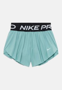 Lysblå Nike Pro sportsshorts med sort taljeanudning, der har hvid tekst "NIKE PRO" og en lille hvid Nike swoosh på venstre ben.