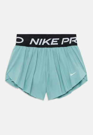 Lysblå Nike Pro sportsshorts med sort taljeanudning, der har hvid tekst "NIKE PRO" og en lille hvid Nike swoosh på venstre ben.