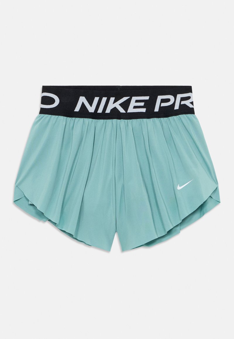 Lysblå Nike Pro sportsshorts med sort taljeanudning, der har hvid tekst "NIKE PRO" og en lille hvid Nike swoosh på venstre ben.