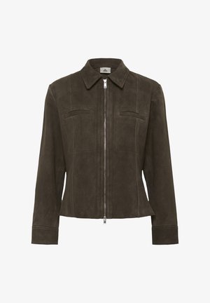 Chaqueta de ante marrón con cierre de cremallera en el frente, cuello y dos bolsillos en el pecho. Presenta un ajuste entallado y una textura suave.