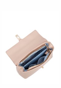 Lichtroze leren tas met een gestructureerde vorm, gouden hardware-accenten en een blauwe binnenkant met meerdere vakken en een ritssluiting.