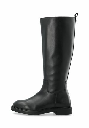 Botte haute en cuir noir avec bout arrondi, semelle plate et languette arrière, vue de côté sur fond blanc.