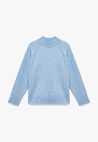 Suéter azul claro hecho de material suave, con un cuello redondo acanalado, mangas largas y dobladillos acanalados en la parte inferior y los puños.