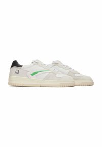Sneakers bianchi e grigio chiaro con un accento verde, materiali in suede e pelle, lacci piatti bianchi e una parte posteriore nera, suola in gomma.