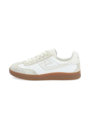 Baskets blanches avec superposition de dentelle, bout en daim et semelle en caoutchouc texturée. Comprend des lacets assortis et un logo sur le talon.