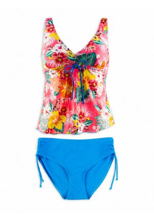 Różowy kwiatowy top tankini z niebieskim sznurkiem i jednokolorowymi niebieskimi majtkami bikini z wiązaniami po bokach na białym tle.