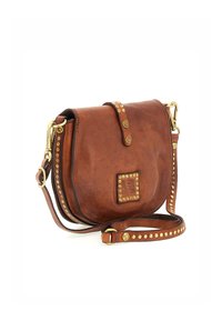 Borsa a tracolla in pelle marrone con forma arrotondata, dettagli in metallo dorato, applicazioni borchiate sulla pattina e sulla tracolla, e un'etichetta con il logo.