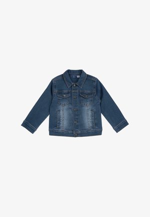 Modrá džínová bunda s knoflíkovou přední stranou, dvěma knoflíkovými kapsami na hrudi a dvěma vertikálními bočními kapsami, vystavená placatě s roztaženými rukávy.