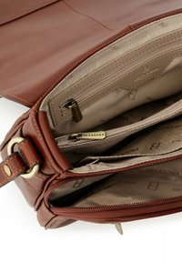 Sac à main en cuir marron avec une texture lisse, des compartiments intérieurs et une poche zippée. Accents en métal doré inclus.