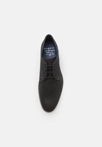 Chaussure noire à lacets avec un motif en zigzag texturé, un bout lisse et une semelle intérieure bleue ornée du logo Bugatti.