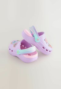 Zoccoli viola con cinturino posteriore, dotati di suola interna rosa chiaro, decorazioni floreali e molteplici fori di ventilazione sui lati.