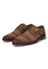 Zapatos de ante marrón con punta redonda, diseño de cordones, costuras más oscuras en contraste y suela plana de cuero. Marca sutil en el lateral.